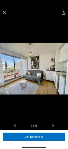 - un salon avec un canapé et une table dans l'établissement Studio Namasté - à 3 min de la mer, à La Grande Motte