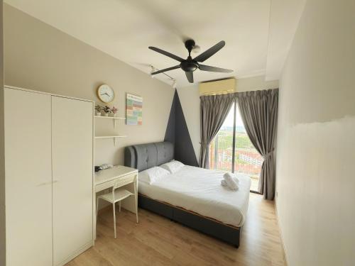 a bedroom with a bed and a desk and a ceiling fan at 7pax Emporis Kota Damansara 5Bedroom 2CarPark, Segi College, MRT in Petaling Jaya