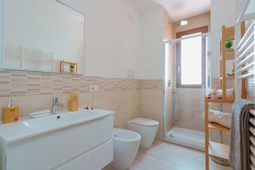 a bathroom with a sink and a toilet and a shower at Casa Suite Himalaya Estate in Sardegna Vicino al Mare e Aeroporto Wi-Fi & Parcheggio in Selargius