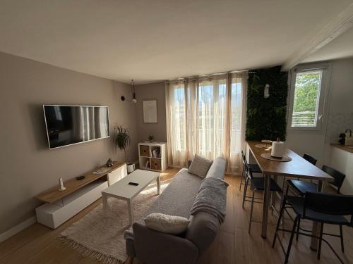 Μια τηλεόραση ή/και κέντρο ψυχαγωγίας στο superbe duplex avec parking gratuit