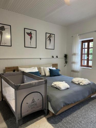 una camera da letto con due letti in una stanza di Ma Maison Nafplio a Nauplia