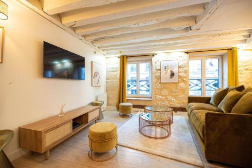 un salon avec un canapé et une table dans l'établissement 1BR#Turenne#Place des Vosges, à Paris