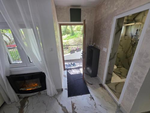 Ένα μπάνιο στο Apartmani Komatina Ðenovići 1
