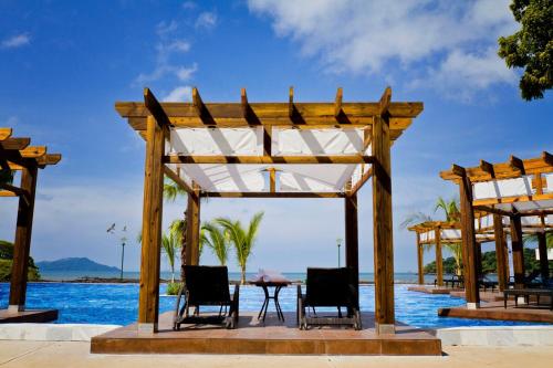 Piscina en o cerca de 18A Perfect 2 Bedroom with Ocean and Jungle Views