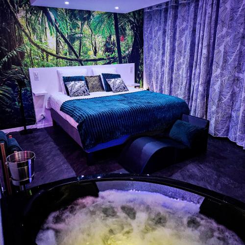 Ένα ή περισσότερα κρεβάτια σε δωμάτιο στο Loveroom & Jacuzzi TIJUGO - Clermont Ferrand
