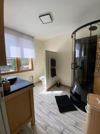 La salle de bains privative est pourvue d'une grande douche. dans l'établissement La Risloise, à Pont-Audemer