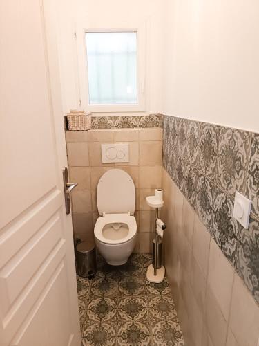 Elle comprend une petite salle de bains pourvue de toilettes et d'une fenêtre. dans l'établissement Location maison LORGUES 