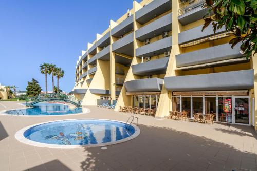 Lagos-Piscine et mer- Condominio do Mar
