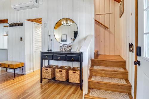 un couloir avec une table, un miroir et des escaliers dans l'établissement Near Hiking and Golfing Cabin and Casita in Pinetop!, à Pinetop