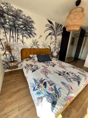 - une chambre avec un lit doté d'un couvre-lit coloré dans l'établissement La Sevillana - 3 Bedrooms - Cute Terrace - 2 Parkings, à Toulouse