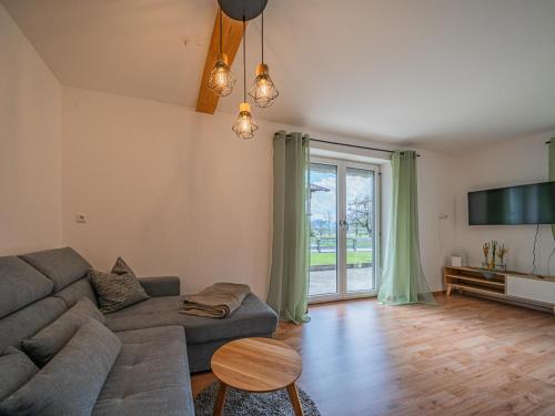 Una sala de estar con un sofá y un televisor. en Kaiser Traum I, en Ebbs