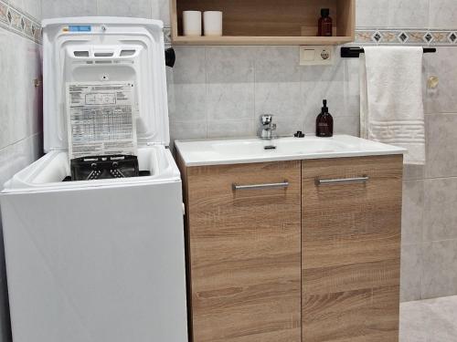 A kitchen or kitchenette at Ático frente al mar, un dormitorio "Cielo Azul"