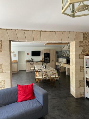 un salon avec un canapé bleu et une table dans l'établissement La Grange d'Amfreville, à Amfréville