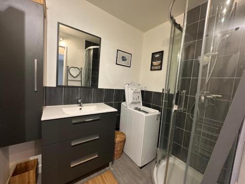 une salle de bain avec un lavabo et une douche dans l'établissement Appartement 3 pièces avec jardinet, 6 personnes, internet, proche Grand Hôtel de Cabourg - FR-1-487-308, à Cabourg