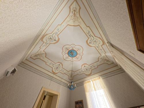 a room with a ceiling with a clock on it at Palazzo Framarino dei Malatesta - Noble Floor - XIV Century in Giovinazzo