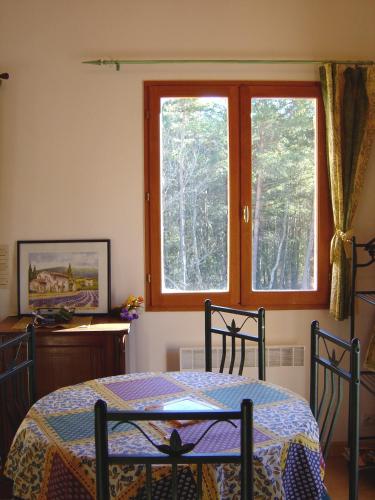 - une chambre avec une table et une fenêtre dans l'établissement Verdon Nature, à Lambruisse