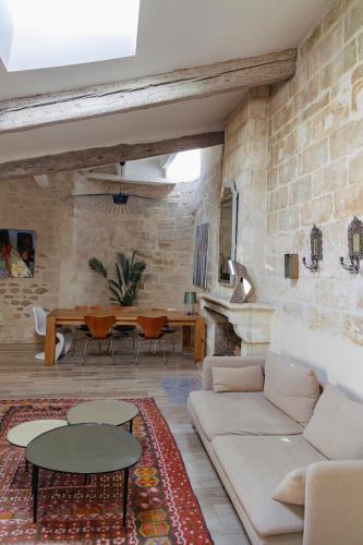 un salon avec un canapé et une table dans l'établissement Havre de paix à Villeneuve les Avignon, à Villeneuve-lès-Avignon