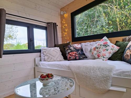 un salon avec un canapé et une table en verre dans l'établissement My Tiny House proche mer, à Clohars-Fouesnant