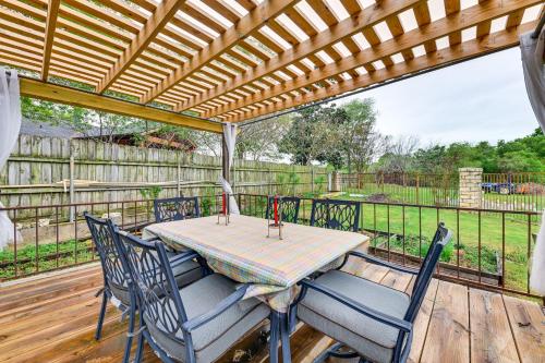 Zahrada ubytování Spacious Family Home with Fenced Yard in DFW Area