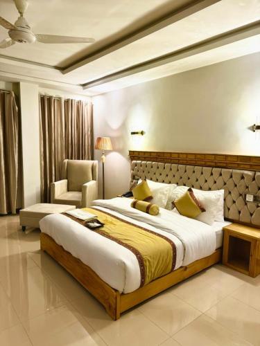 Кровать или кровати в номере Royal Elite Hotel Kalam by Khan Familia Travels