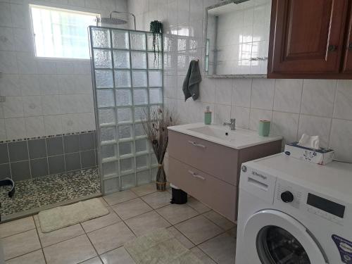 Bilik mandi di Villa Nou Arriv