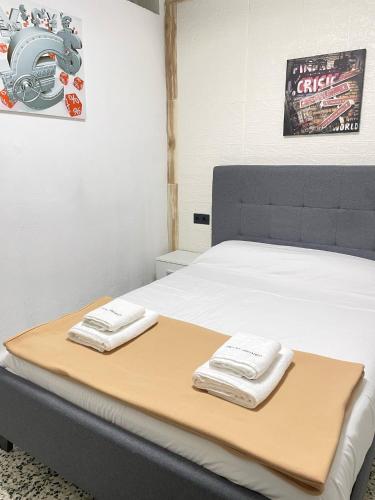 a bedroom with a bed with two towels on it at Hotel Arganda in Arganda del Rey