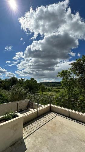 Photo de la galerie de l'établissement Uzès Mazet classé très jolie vue commerces à pieds, à Montaren-et-Saint-Médiers