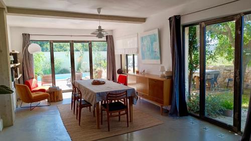 Photo de la galerie de l'établissement Uzès Mazet classé très jolie vue commerces à pieds, à Montaren-et-Saint-Médiers