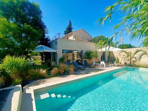 Uzès Mazet classé très jolie vue commerces à pieds