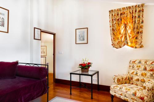 a living room with a couch and a chair at Pousada Convento de Vila Viçosa in Vila Viçosa