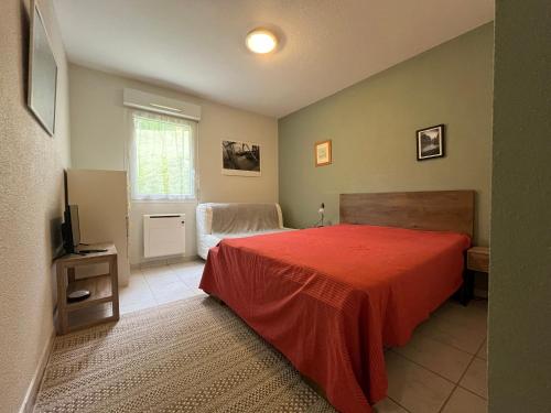 PublierにあるAppartement familial avec piscine, wifi et parking - FR-1-498-104のベッドルーム(赤いベッド1台、椅子付)
