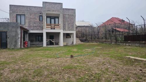 Taman di luar Villa Nurnus