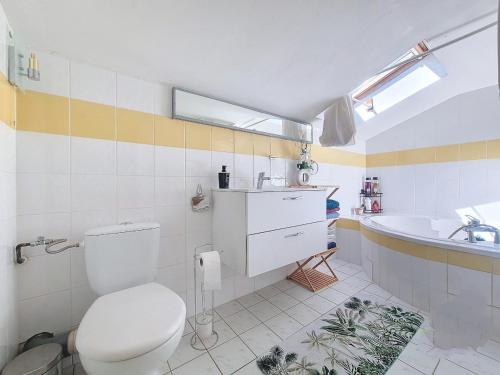 Bilik mandi di Duplex spacieux avec piscine