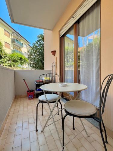 a balcony with a table and chairs and a window at 1Dest - Casa Bont in Riva del Garda