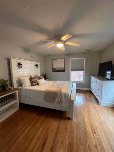 Ένα ή περισσότερα κρεβάτια σε δωμάτιο στο Downtown Single Private Upstairs Apartment