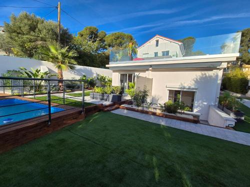 une maison avec une piscine et une cour dans l'établissement Villa Sanadream - location d'appartements Sanary - Portissol, à Sanary-sur-Mer