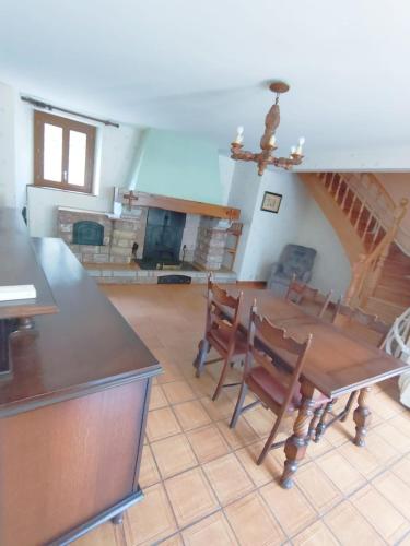 une cuisine et une salle à manger avec une table et des chaises dans l'établissement Le Gite de la Pique - Bagnères de Luchon, à Cazaux-Layrisse