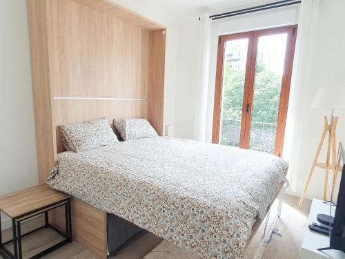 une chambre avec un lit et une fenêtre dans l'établissement Joli studio en centre-ville à 20 min de Paris, à Vélizy-Villacoublay