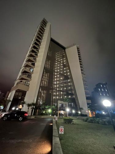 a large building at night with a car parked in front at Summit Flat Exclusivo Proximo ao center Vale shopping in São José dos Campos