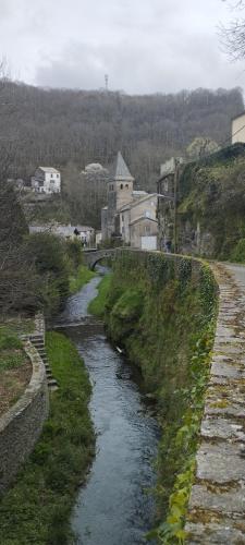 une commune fluviale avec une route à côté d'une ville dans l'établissement Gîte le Calsou 4 étoiles 3ch MontagneNoire Chât Cathare Carcassonne jardin rivière, à Caudebronde