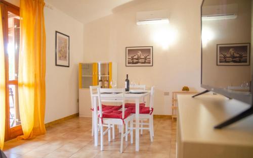 a kitchen and dining room with a table and chairs at Centro San Teodoro in San Teodoro