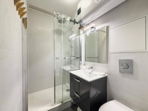 une salle de bain avec une douche, un lavabo et des toilettes dans l'établissement Nouveauté , T2 Cabine neuf, à La Londe-les-Maures