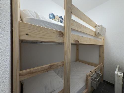 quelques lits superposés dans une chambre dans l'établissement Nouveauté , T2 Cabine neuf, à La Londe-les-Maures