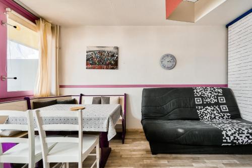 un salon avec un canapé et une table dans l'établissement Résidence Le Tourmalet - maeva Home - Studio 5 personnes Confort MAE-1766, à La Mongie