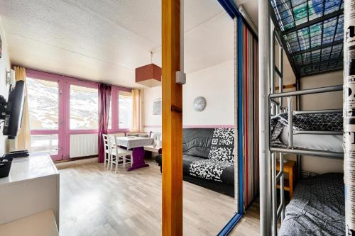 Ce dortoir dispose de lits superposés et d'un bureau. dans l'établissement Résidence Le Tourmalet - maeva Home - Studio 5 personnes Confort MAE-1766, à La Mongie