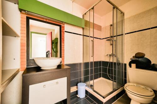 une salle de bain avec un lavabo, des toilettes et une douche dans l'établissement Résidence Le Tourmalet - maeva Home - Studio 5 personnes Confort MAE-1766, à La Mongie