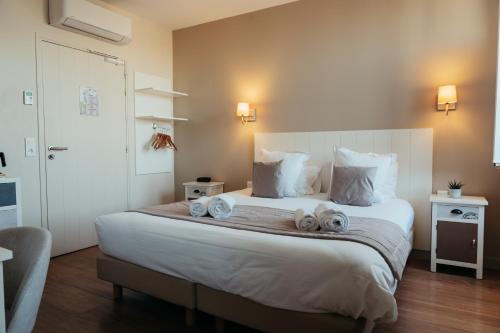Кровать или кровати в номере Hôtel OYAT Ile de Ré - ex Escale