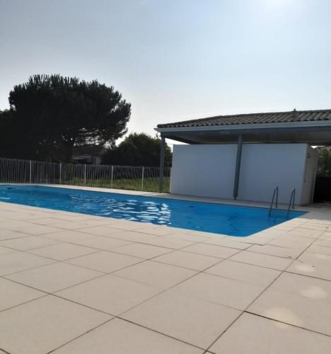une piscine devant une maison dans l'établissement Appartement T2 proche Bordeaux, à Saint-Loubès