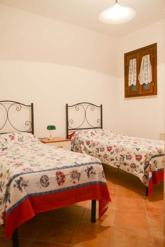 two beds in a room with two beds sidx sidx sidx at Appartamenti Le Giare Cannicchio in Cannicchio