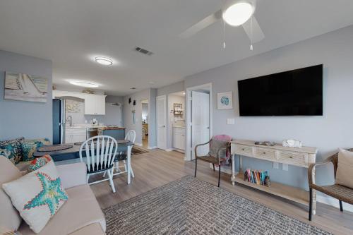 ein Wohnzimmer mit Couch und Flachbildfernseher in der Unterkunft Plantation East #4508 in Gulf Highlands